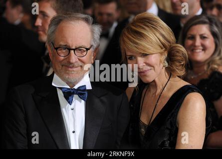(120227) -- HOLLYWOOD, 26. Februar 2012 (Xinhua) -- Regisseur Steven Spielberg und seine Frau Kate Capshaw treffen auf dem roten Teppich für die 84. Annual Academy Awards in Hollywood, Kalifornien, USA, 26. Februar 2012. (Xinhua/Yang Lei)(msq) US-HOLLYWOOD-OSCARS-ROTER TEPPICH PUBLICATIONxNOTxINxCHN Hollywood Februar 26 2012 XINHUA-Regisseur Steven Spielberg und seine Frau Kate Capshaw kommen AUF dem Roten Teppich für die 84. Jährlichen Academy Awards in Hollywood Kalifornien die Vereinigten Staaten Februar 26 2012 XINHUA Yang Lei msq U S Hollywood Oscars Red Cars Stockfoto