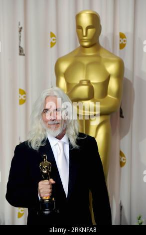 Bildnummer: 57111163  Datum: 26.02.2012  Copyright: imago/Xinhua (120227) -- HOLLYWOOD, Feb. 26, 2012 (Xinhua) -- Winner for Best Cinematography for Hugo , Robert Richardson poses with his trophy at the backstage of the 84th Annual Academy Awards in Hollywood, California, the United States, Feb. 26, 2012. (Xinhua/Yang Lei)(msq) U.S.-HOLLYWOOD-OSCARS-WINNERS PUBLICATIONxNOTxINxCHN Kultur Entertainment People Film 84. Annual Academy Awards Oscar Oscars Hollywood Preisträger premiumd xsp x0x 2012 hoch     57111163 Date 26 02 2012 Copyright Imago XINHUA  Hollywood Feb 26 2012 XINHUA Winner for Bes Stockfoto