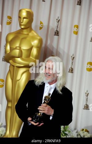Bildnummer: 57111164  Datum: 26.02.2012  Copyright: imago/Xinhua (120227) -- HOLLYWOOD, Feb. 26, 2012 (Xinhua) -- Winners for Best Cinematography for Hugo , Robert Richardson poses with his trophy at the backstage of the 84th Annual Academy Awards in Hollywood, California, the United States, Feb. 26, 2012. (Xinhua/Yang Lei)(msq) U.S.-HOLLYWOOD-OSCARS-WINNERS PUBLICATIONxNOTxINxCHN Kultur Entertainment People Film 84. Annual Academy Awards Oscar Oscars Hollywood Preisträger premiumd xsp x0x 2012 hoch     57111164 Date 26 02 2012 Copyright Imago XINHUA  Hollywood Feb 26 2012 XINHUA winners for B Stockfoto