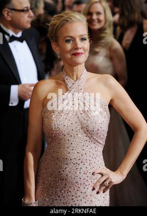 (120227) -- HOLLYWOOD, 26. Februar 2012 (Xinhua) -- Schauspielerin Penelope Ann Miller kommt auf dem roten Teppich für die 84. Jährlichen Academy Awards in Hollywood, Kalifornien, USA, 26. Februar 2012. (Xinhua/Yang Lei)(msq) US-HOLLYWOOD-OSCARS-ROTER TEPPICH PUBLICATIONxNOTxINxCHN Hollywood Feb 26 2012 XINHUA-Schauspielerin Penelope Ann Miller kommt AUF den roten Teppich für die 84. Jährlichen Academy Awards in Hollywood Kalifornien die Vereinigten Staaten Feb 26 2012 XINHUA Yang Lei msq U S Hollywood Oscars Red Carpet PUCHXATINN Stockfoto