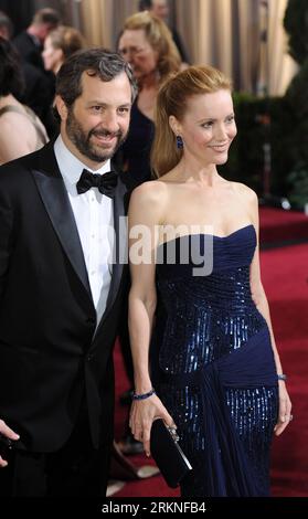(120227) -- HOLLYWOOD, Feb. 26, 2012 (Xinhua) -- Actress Leslie Mann arrives with Judd Apatow on the red carpet for the 84th Annual Academy Awards in Hollywood, California, the United States, Feb. 26, 2012. (Xinhua/Yang Lei)(msq) U.S.-HOLLYWOOD-OSCARS-RED CARPET PUBLICATIONxNOTxINxCHN   Hollywood Feb 26 2012 XINHUA actress Leslie Man arrives With Judd Apatow ON The Red Carpet for The 84th Annual Academy Awards in Hollywood California The United States Feb 26 2012 XINHUA Yang Lei msq U S Hollywood Oscars Red Carpet PUBLICATIONxNOTxINxCHN Stockfoto