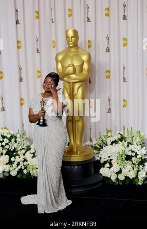 Bildnummer: 57111161  Datum: 26.02.2012  Copyright: imago/Xinhua (120227) -- HOLLYWOOD, Feb. 26, 2012 (Xinhua) -- Winner for Best Actress In A Supporting Role in The Help , Octavia Spencer poses with her trophy at the backstage of the 84th Annual Academy Awards in Hollywood, California, the United States, Feb. 26, 2012. (Xinhua/Yang Lei)(msq) U.S.-HOLLYWOOD-OSCARS-WINNERS PUBLICATIONxNOTxINxCHN Kultur Entertainment People Film 84. Annual Academy Awards Oscar Oscars Hollywood Preisträger premiumd xsp x0x 2012 hoch     57111161 Date 26 02 2012 Copyright Imago XINHUA  Hollywood Feb 26 2012 XINHUA Stockfoto