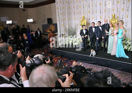 Bildnummer: 57111280  Datum: 26.02.2012  Copyright: imago/Xinhua (120227) -- HOLLYWOOD, Feb. 26, 2012 (Xinhua) -- Uggie the Dog and the cast of the film the Artist pose with their trophies backstage at the 84th Annual Academy Awards in Hollywood, California, the United States, Feb. 26, 2012. (Xinhua/Yang Lei) (msq) U.S.-HOLLYWOOD-OSCARS-WINNERS PUBLICATIONxNOTxINxCHN Kultur Entertainment People Film 84. Annual Academy Awards Oscar Oscars Hollywood Preisträger premiumd xsp x0x 2012 quer     57111280 Date 26 02 2012 Copyright Imago XINHUA  Hollywood Feb 26 2012 XINHUA  The Dog and The Cast of Th Stockfoto