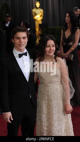 (120227) -- HOLLYWOOD, Feb. 26, 2012 (Xinhua) -- Actor Nick Krause and Guest arrive on the red carpet for the 84th Annual Academy Awards in Hollywood, California, the United States, Feb. 26, 2012. (Xinhua/Yang Lei)(msq) U.S.-HOLLYWOOD-OSCARS-RED CARPET PUBLICATIONxNOTxINxCHN   Hollywood Feb 26 2012 XINHUA Actor Nick Krause and Guest Arrive ON The Red Carpet for The 84th Annual Academy Awards in Hollywood California The United States Feb 26 2012 XINHUA Yang Lei msq U S Hollywood Oscars Red Carpet PUBLICATIONxNOTxINxCHN Stockfoto