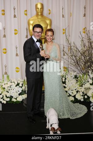 Bildnummer: 57111283  Datum: 26.02.2012  Copyright: imago/Xinhua (120227) -- HOLLYWOOD, Feb. 26, 2012 (Xinhua) -- Michel Hazanavicius (L), Oscar winner for Best Writing (Original Screenplay) for the film The Artist , poses backstage at the 84th Annual Academy Awards in Hollywood, California, the United States, Feb. 26, 2012. (Xinhua/Yang Lei) (msq) U.S.-HOLLYWOOD-OSCARS-WINNERS PUBLICATIONxNOTxINxCHN Kultur Entertainment People Film 84. Annual Academy Awards Oscar Oscars Hollywood Preisträger premiumd xsp x0x 2012 hoch     57111283 Date 26 02 2012 Copyright Imago XINHUA  Hollywood Feb 26 2012 Stockfoto