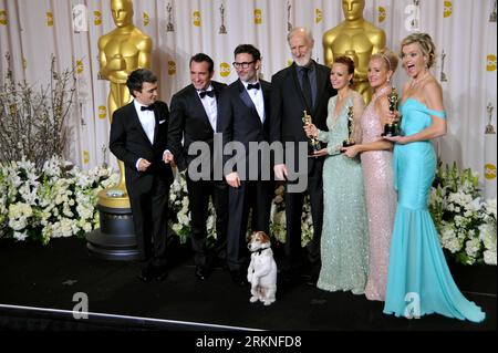 Bildnummer: 57111310  Datum: 26.02.2012  Copyright: imago/Xinhua (120227) -- HOLLYWOOD, Feb. 26, 2012 (Xinhua) -- Uggie the Dog and the cast of the film the Artist pose with their trophies backstage at the 84th Annual Academy Awards in Hollywood, California, the United States, Feb. 26, 2012. (Xinhua/Yang Lei) (msq) U.S.-HOLLYWOOD-OSCARS-WINNERS PUBLICATIONxNOTxINxCHN Kultur Entertainment People Film 84. Annual Academy Awards Oscar Oscars Hollywood Preisträger premiumd xsp x0x 2012 quer Highlight     57111310 Date 26 02 2012 Copyright Imago XINHUA  Hollywood Feb 26 2012 XINHUA  The Dog and The Stockfoto