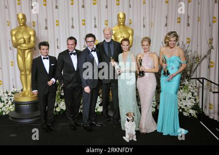 Bildnummer: 57111309  Datum: 26.02.2012  Copyright: imago/Xinhua (120227) -- HOLLYWOOD, Feb. 26, 2012 (Xinhua) -- Uggie the Dog and the cast of the film the Artist pose with their trophies backstage at the 84th Annual Academy Awards in Hollywood, California, the United States, Feb. 26, 2012. (Xinhua/Yang Lei) (msq) U.S.-HOLLYWOOD-OSCARS-WINNERS PUBLICATIONxNOTxINxCHN Kultur Entertainment People Film 84. Annual Academy Awards Oscar Oscars Hollywood Preisträger premiumd xsp x0x 2012 quer Highlight     57111309 Date 26 02 2012 Copyright Imago XINHUA  Hollywood Feb 26 2012 XINHUA  The Dog and The Stockfoto