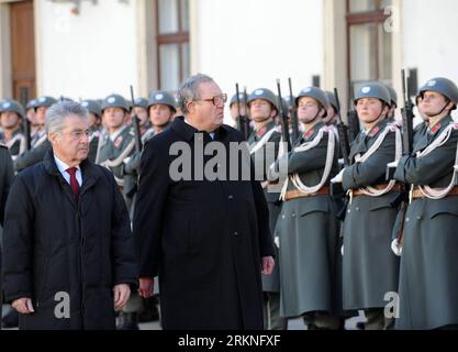 Bildnummer: 57115803  Datum: 27.02.2012  Copyright: imago/Xinhua (120227) -- VIENNA, Feb. 27, 2012 (Xinhua) -- Heinz Fischer (L front), Federal President of Austria, and Fra Matthew Festing (2nd L, front), Grand Master of the Sovereign Military Hospitaller Order of St. John of Jerusalem of Rhodes and of Malta, also known as the Sovereign military Order of Malta, review the honor guard together in Vienna, Austria, on Feb. 27, 2012. Fra Matthew Festing on Monday arrived in Vienna for a three-day visit.(Xinhua/Xu Liang) (srb) AUSTRIA-VIENNA-SOVEREIGN MILITARY ORDER OF MALTA-VISIT PUBLICATIONxNOTx Stock Photo