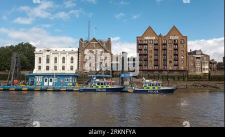 Polizeiboote legten an der Themse in London an Stockfoto