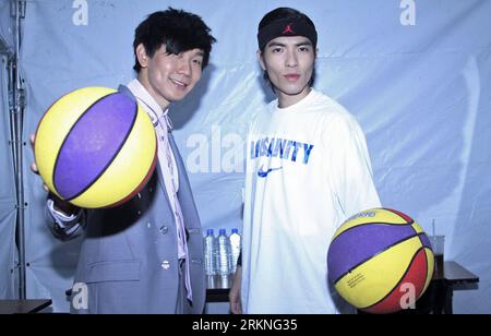 Bildnummer: 57116331  Datum: 27.02.2012  Copyright: imago/Xinhua (120228) -- XINBEI, Feb. 28, 2012 (Xinhua) -- Singaporean singer JJ Lin (L) poses with singer Jam Hsiao in Xinbei, southeast China s Taiwan, Feb. 27, 2012. JJ Lin promoted his new songs on a vocal concert named JJ Lin We Together here Monday. (Xinhua) (ly) CHINA-XINBEI-JJ LIN-NEW SONGS (CN) PUBLICATIONxNOTxINxCHN People Entertainment Musik xjh x0x 2012 quer      57116331 Date 27 02 2012 Copyright Imago XINHUA  Xinbei Feb 28 2012 XINHUA Singaporean Singer JJ Lin l Poses With Singer Jam Hsiao in Xinbei South East China S TAIWAN Feb Stock Photo