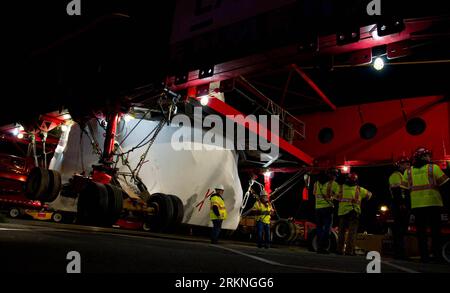 Bildnummer: 57123504  Datum: 29.02.2012  Copyright: imago/Xinhua (120229) -- LOS ANGELES, Feb. 29, 2012 (Xinhua) -- Workers prepare to transport a 340-ton granite megalith to the Los Angeles County Museum of Art (LACMA) in Stone Valley Materials quarry of Riverside, Los Angeles, the United States, on Feb. 28. 2012. The teardrop-shaped, 340-ton chunk is two-story high and will be transported to LACMA for the completion of earth artist Michael Heizer s Levitated Mass , which was originally conceived in 1968. The giant rock is expected to be one of the largest environmental art creations ever pla Stock Photo