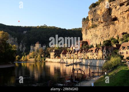 Soleil Couchant, Coucher de soleil, sur la Dordogne et le Village de La Roque-Gageac en Périgord Noir. Le Village de La Roque-Gageac EST classé parmi Stockfoto