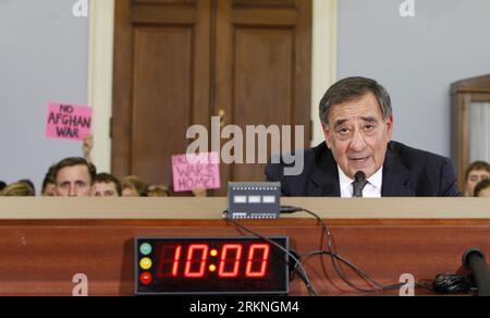 Bildnummer: 57124539  Datum: 29.02.2012  Copyright: imago/Xinhua (120301) -- WASHINGTON D.C., March 1, 2012 (Xinhua) -- US Defense Secretary Leon Panetta testifies at a House Budget Committee hearing while demonstrators hold up protest signs behind him in Washington, DC., the United States, on Feb. 29, 2012. (Xinhua/Fang Zhe) US-WASHINGTON-DEFENCE BUDGET-HEARING PUBLICATIONxNOTxINxCHN People Politik Protest xjh x0x premiumd 2012 quer      57124539 Date 29 02 2012 Copyright Imago XINHUA  Washington D C March 1 2012 XINHUA U.S. Defense Secretary Leon Panetta testifies AT a House Budget Committee Stockfoto