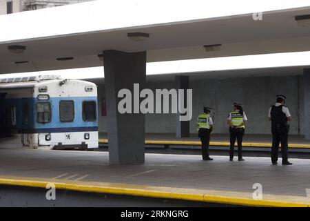 Bildnummer: 57124519 Datum: 29.02.2012 Copyright: imago/Xinhua (120229) -- BUENOS AIRES, 29. Februar 2012 (Xinhua) -- Polizeibeamte stehen am Unfallort in Buenos Aires am 29. Februar 2012 auf der Hut. Die argentinische Justizbehörde begann eine gründliche Untersuchung des Unfalls, bei dem ein Zug der Buenos Aires Train Company (TBA) auf einen Bahnsteig eines Bahnhofs im Zentrum von Buenos Aires stürzte, 51 Menschen tötete und über 700 Verletzte hinterließ. (Xinhua/Martin Zabala) ARGENTINIEN-BUENOS AIRES-EISENBAHNUNFALLUNTERSUCHUNG PUBLICATIONxNOTxINxCHN Gesellschaft Verkehr Bahn Unglück Zugunglück xjh x0x 2012 quer 5 Stockfoto