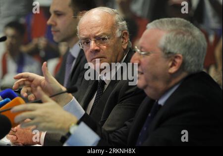 Bildnummer: 57132569 Datum: 01.03.2012 Copyright: imago/Xinhua (120301) --BRÜSSEL, 1. März 2012 (Xinhua) -- Alfred Bouckaert(C), Vorsitzender des Verwaltungsrats der Belfius Bank (ehemalige Dexia Bank Belgium), hört zu, wie Jos Clijsters (R), CEO der Belfius Bank, auf einer Pressekonferenz am 1. März 2012 in Brüssel, Belgien, für die Ankündigung des neuen Namens und Logos der Bank spricht. Der neue Name und das neue Logo wurden am Donnerstag für die Dexia Bank Belgium (DBB) bekannt gegeben, die erste Bank, die nach der Verstaatlichung durch den belgischen Staat in die Schuldenkrise Europas fiel. Die Dexia Bank Belgium wurde in Belfius umbenannt. Stockfoto