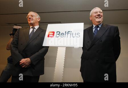 Bildnummer: 57132568 Datum: 01.03.2012 Copyright: imago/Xinhua (120301) --BRÜSSEL, 1. März 2012 (Xinhua) -- Jos Clijsters (R), CEO der Belfius Bank (ehemals Dexia Bank Belgium), und Alfred Bouckaert, Vorsitzender des Verwaltungsrats der Belfius Bank, nehmen am 1. März 2012 an einer Pressekonferenz zur Ankündigung des neuen Namens und Logos der Bank in Brüssel, Belgien, Teil. Der neue Name und das neue Logo wurden am Donnerstag für die Dexia Bank Belgium (DBB) bekannt gegeben, die erste Bank, die nach der Verstaatlichung durch den belgischen Staat in die Schuldenkrise Europas fiel. Die Dexia Bank Belgium wurde in Belfius umbenannt. (Xinhua/Zhou Lei Stockfoto