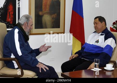 Bildnummer: 57160806  Datum: 02.03.2012  Copyright: imago/Xinhua (120302) -- HAVANA, March 2, 2012 (Xinhua) -- Image provided by Venezuelan Presidency shows that Venezuelan President Hugo Chavez (R) talks with former Cuban leader Fidel Castro (L) at the hospital where Chavez is recuperating after a surgery, in Havana, capital of Cuba, on March 2, 2012. Chavez said Friday he is recovering quickly after undergoing a surgery in Havana, Cuba. He traveled on Feb. 24 to Havana for a new surgery, which was operated on Monday to remove a two-centimeter lesion located in the same place where on June 20 Stockfoto