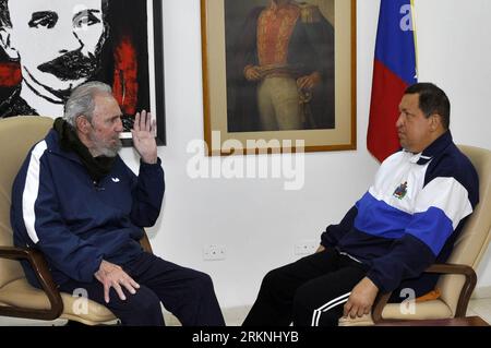 Bildnummer: 57160805  Datum: 02.03.2012  Copyright: imago/Xinhua (120302) -- HAVANA, March 2, 2012 (Xinhua) -- Image provided by Venezuelan Presidency shows that Venezuelan President Hugo Chavez (R) talks with former Cuban leader Fidel Castro (L) at the hospital where Chavez is recuperating after a surgery, in Havana, capital of Cuba, on March 2, 2012. Chavez said Friday he is recovering quickly after undergoing a surgery in Havana, Cuba. He traveled on Feb. 24 to Havana for a new surgery, which was operated on Monday to remove a two-centimeter lesion located in the same place where on June 20 Stockfoto