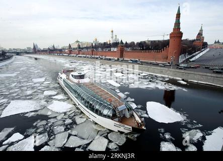 Bildnummer: 57175722 Datum: 03.03.2012 Copyright: imago/Xinhua (120303) -- MOSKAU, 3. März 2012 (Xinhua) -- Ein Touristikschiff schwimmt zwischen dem Treibeis auf dem Moskauer Fluss in Moskau, Hauptstadt Russlands, 3. März 2012. (Xinhua/Jiang Kehong) (zw) RUSSLAND-MOSKAU-WETTER PUBLICATIONxNOTxINxCHN Gesellschaft Wetter Winter Jahreszeit Fluss Eis Schifffahrt Verkehr xjh x0x 2012 quer 57175722 Datum 03 03 2012 Copyright Imago XINHUA Moskau 3. März 2012 XINHUA ein Touristenschiff schwimmt zwischen dem Drift-EIS AUF dem Moskauer Fluss in der russischen Hauptstadt 3. März 2012 XINHUA Jiang Kehong ZW Russland Moskau Stockfoto