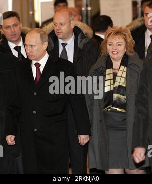 Bildnummer: 57197414 Datum: 04.03.2012 Copyright: imago/Xinhua (120304) -- MOSKAU, 4. März 2012 (Xinhua) -- der russische Premierminister Wladimir Putin (Front L) und seine Frau Lyudmila kommen am 4. März 2012 in einer Wahlstation in Moskau an. Die Russen gingen am Sonntag zu den Wahlen, um einen neuen Präsidenten zu wählen, und der amtierende Premierminister Wladimir Putin wird weithin erwartet, dass er die Wahl gewinnen wird. (Xinhua/Pavel) (djj) RUSSLAND-MOSKAU-PRÄSIDENTSCHAFTSWAHL-Wahl-PUTIN PUBLICATIONxNOTxINxCHN People Politik Wahl Präsidentschaftswahl xda x0x Premiere 2012 Quadrat 57197414 Datum 04 03 2012 Copyright Imago XINHUA Stockfoto
