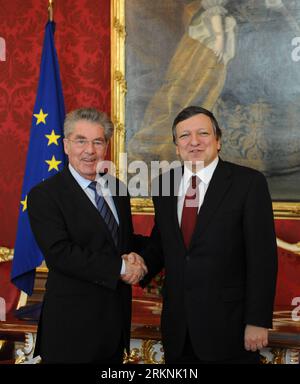 Bildnummer: 57219783  Datum: 05.03.2012  Copyright: imago/Xinhua (120305)-- VIENNA, March 5, 2012 (Xinhua) -- Austrian President Heinz Fischer (L) welcomes visiting President of the European Commission Jose Manuel Barroso in Vienna, capital of Austria on March 5, 2012. (Xinhua/Xu Liang)(yt) AUSTRIA-VIENNA-BARROSO-VISIT PUBLICATIONxNOTxINxCHN People Politik x0x xst premiumd 2012 hoch      57219783 Date 05 03 2012 Copyright Imago XINHUA  Vienna March 5 2012 XINHUA Austrian President Heinz Fischer l welcomes Visiting President of The European Commission Jose Manuel Barroso in Vienna Capital of Au Stock Photo