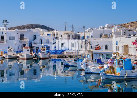 Naousa, GR - 2. August 2023: Hafen des Fischerdorfes Naousa, auf den Kykladen Stockfoto