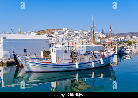 Naousa, GR - 2. August 2023: Hafen des Fischerdorfes Naousa, auf den Kykladen Stockfoto