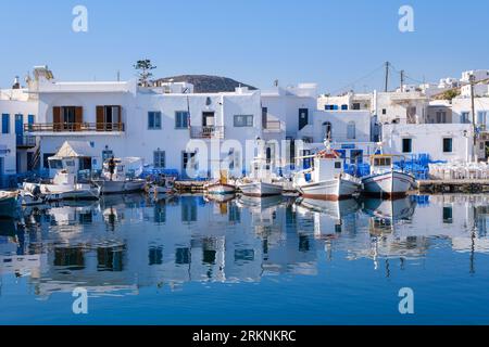 Naousa, GR - 2. August 2023: Hafen des Fischerdorfes Naousa, auf den Kykladen Stockfoto