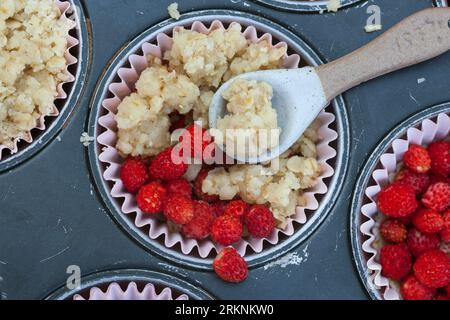 selbstgemachte Streusel aus wilden Erdbeeren Stockfoto