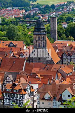 Blick auf das Stadtzentrum mit St. Blasius-Kirche und Mauerturm, Deutschland, Niedersachsen, Hannoversch-Muenden Stockfoto