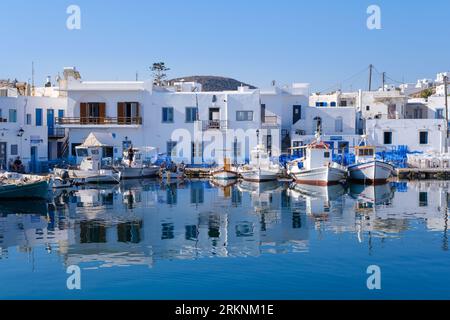 Naousa, GR - 2. August 2023: Hafen des Fischerdorfes Naousa, auf den Kykladen Stockfoto