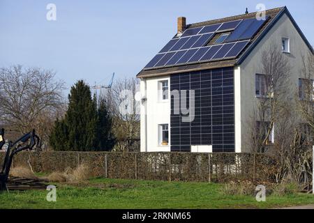 Wohnhaus mit Photovoltaikanlage auf Dach und Fassade, Deutschland, Nordrhein-Westfalen, Weilerswist Stockfoto