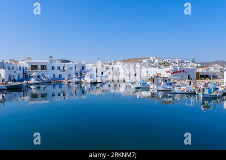 Naousa, GR - 2. August 2023: Hafen des Fischerdorfes Naousa, auf den Kykladen Stockfoto