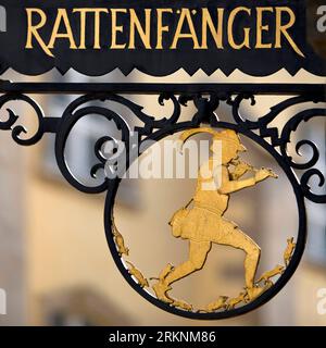 V-förmiges Schild mit dem Rattenfänger von Hameln im Rattenfängerhaus, Deutschland, Niedersachsen, Hameln Stockfoto