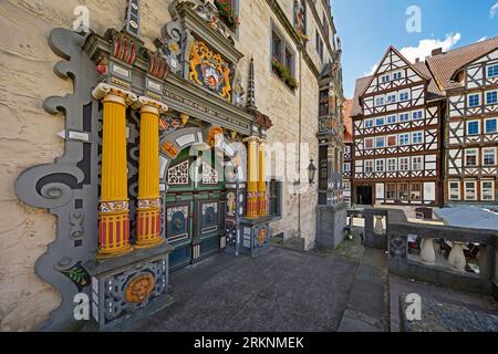 Hauptportal mit bunten Holzschnitzereien auf dem Rathaus, Weserrenaissance, Deutschland, Niedersachsen, Hannoversch Muenden Stockfoto