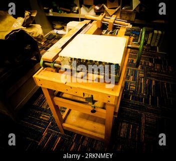 Alte antike traditionelle Druckgeräte. Werkzeuge in einer Druckerei zum Erstellen, Einstellen, Drucken, Ausschneiden, und Papier binden. Hochwertige Fotos Stockfoto