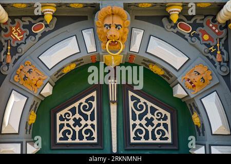 Hauptportal mit bunten Holzschnitzereien auf dem Rathaus, Detail, Deutschland, Niedersachsen, Hannoversch Muenden Stockfoto