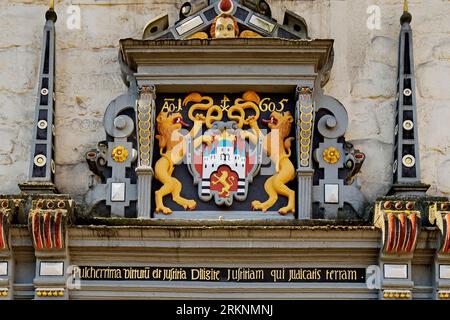 Hauptportal mit bunten Holzschnitzereien auf dem Rathaus, Detail, Deutschland, Niedersachsen, Hannoversch Muenden Stockfoto