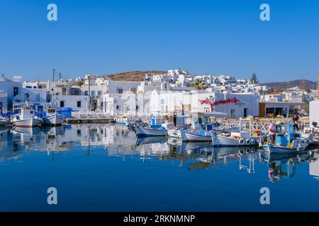 Naousa, GR - 2. August 2023: Hafen des Fischerdorfes Naousa, auf den Kykladen Stockfoto