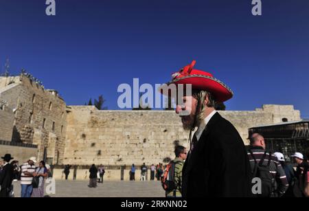 Bildnummer: 57326442  Datum: 09.03.2012  Copyright: imago/Xinhua (120309) -- JERUSALEM, March 9, 2012 (Xinhua) -- An Ultra-Orthodox Jewish man dressed in a red hat walks by the Western Wall in the Old City of Jerusalem, on March 9, 2012. Purim was celebrated this year between sunset, 8 March, and sunset, 9 March, in Jeursalem. (Xinhua/Yin Dongxun) MIDEAST-JERUSALEM-PURIM PUBLICATIONxNOTxINxCHN Gesellschaft Religion Judentum Feiertag Fest Israel Land Leute Juden x0x xub 2012 quer premiumd      57326442 Date 09 03 2012 Copyright Imago XINHUA  Jerusalem March 9 2012 XINHUA to Ultra Orthodox Jewis Stockfoto