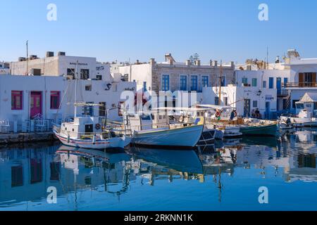 Naousa, GR - 2. August 2023: Hafen des Fischerdorfes Naousa, auf den Kykladen Stockfoto