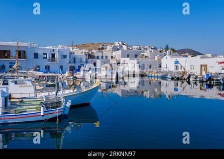 Naousa, GR - 2. August 2023: Hafen des Fischerdorfes Naousa, auf den Kykladen Stockfoto