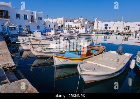 Naousa, GR - 2. August 2023: Hafen des Fischerdorfes Naousa, auf den Kykladen Stockfoto