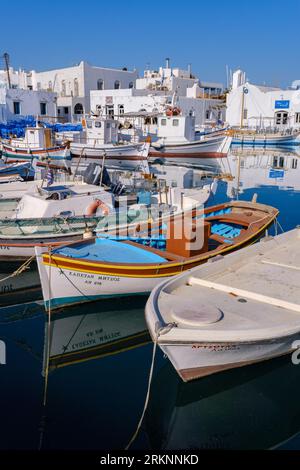 Naousa, GR - 2. August 2023: Hafen des Fischerdorfes Naousa, auf den Kykladen Stockfoto