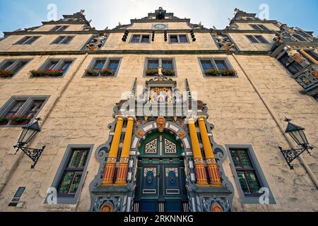 Hauptportal mit bunten Holzschnitzereien auf dem Rathaus, Weserrenaissance, Deutschland, Niedersachsen, Hannoversch Muenden Stockfoto