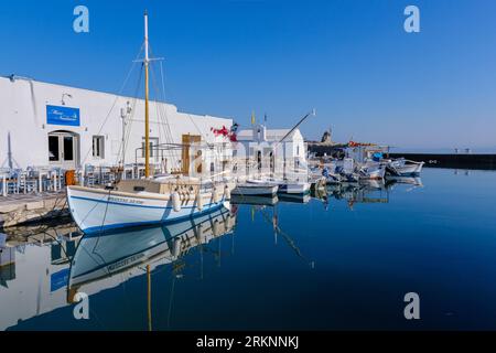 Naousa, GR - 2. August 2023: Hafen des Fischerdorfes Naousa, auf den Kykladen Stockfoto