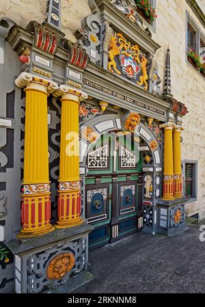 Hauptportal mit bunten Holzschnitzereien auf dem Rathaus, Weserrenaissance, Deutschland, Niedersachsen, Hannoversch Muenden Stockfoto