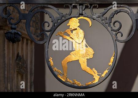 V-förmiges Schild mit dem Rattenfänger von Hameln im Rattenfängerhaus, Deutschland, Niedersachsen, Hameln Stockfoto