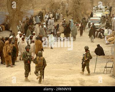 Bildnummer: 57355911  Datum: 11.03.2012  Copyright: imago/Xinhua (120311) -- KANDAHAR, March 11, 2012 (Xinhua) -- Local gather outside the houses where 17 civilians were shot dead by a U.S. soldier in Zangabad village of Panjwayi district in Kandahar province, south Afghanistan, on March 11, 2012. A total of 17 civilians, including women and children, were killed in the wee hours Sunday when a U.S. soldier with the NATO- led International Security Assistance Force (ISAF) walked out from a military base and begun shooting in the village. (Xinhua/Arghand) AFGHANISTAN-KANDAHAR-KILLING-US SOLDIER Stock Photo