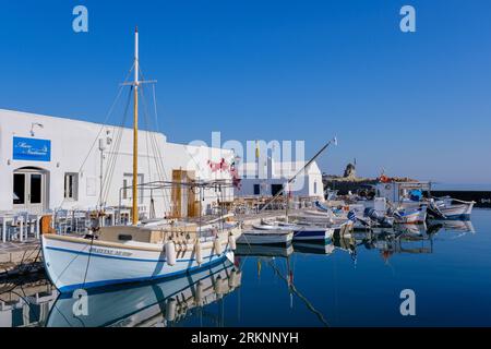 Naousa, GR - 2. August 2023: Hafen des Fischerdorfes Naousa, auf den Kykladen Stockfoto